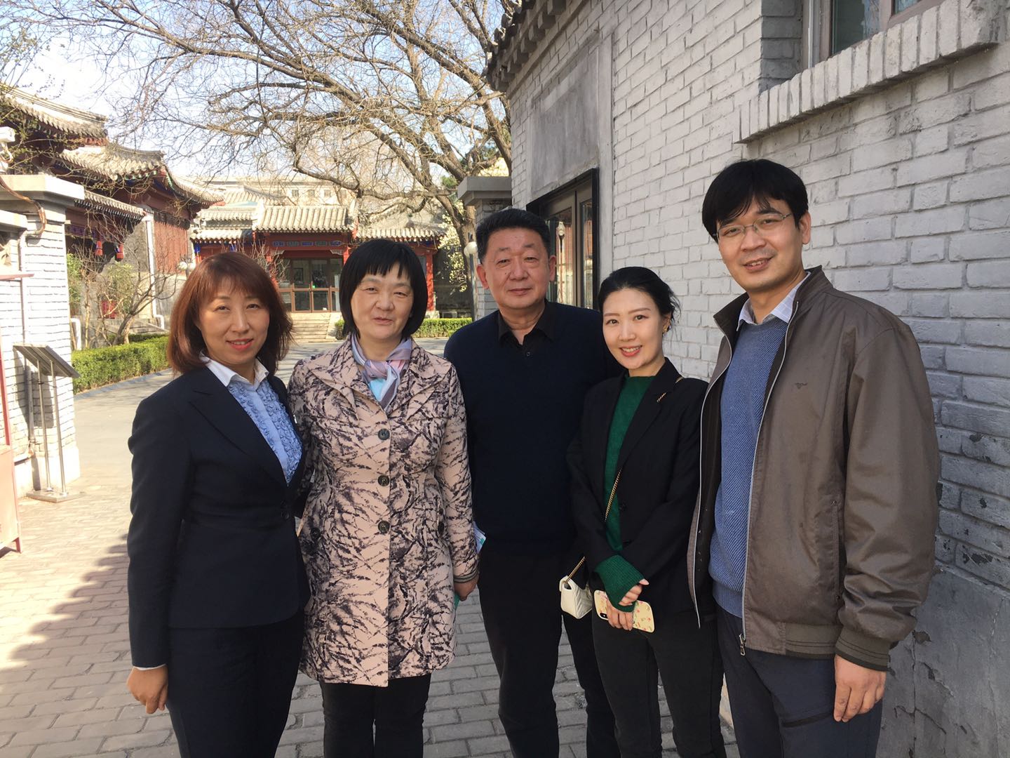 馆领导与直播人员合影